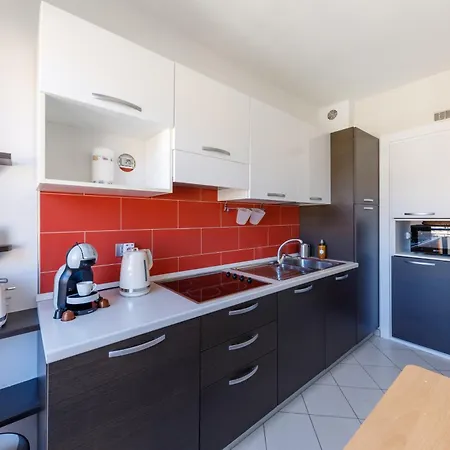 Apartment LA PERLE 2P Vue Mer Terrasse 2 mins Plage Garage Clim